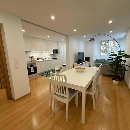 Cozy 3 Bed 2 Bath 카스카이스