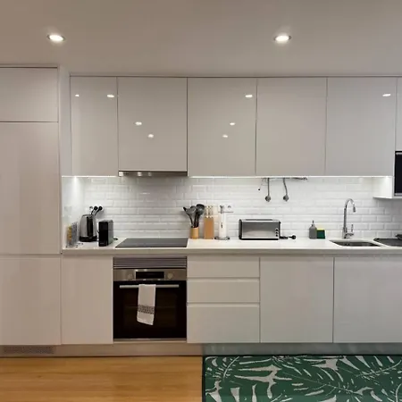 Cozy 3 Bed 2 Bath דירה *